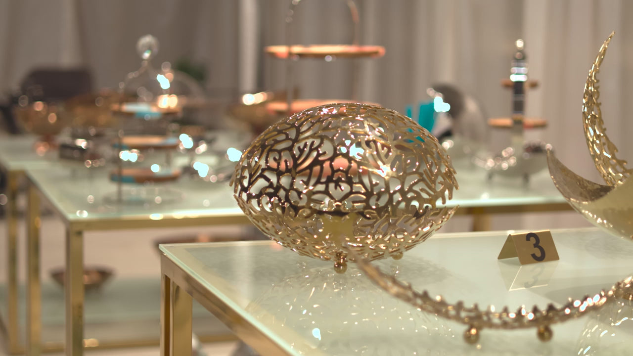 KA-Metals Startseitenvideo Mobil: Showroom mit Schalen, Edelstahltische, Etageren und Zigarrenhaltern aus Edelstahl in Silber, Kupfer und Gold – Kollektionen Coral & Bera, Buffet & Tischdekoration